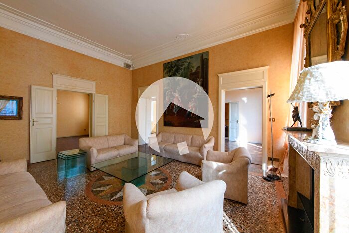 Appartamento con 11 locali in vendita in Via delle Carceri, Reggio Emilia