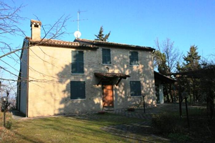Casa con 6 locali in vendita in Mondavio