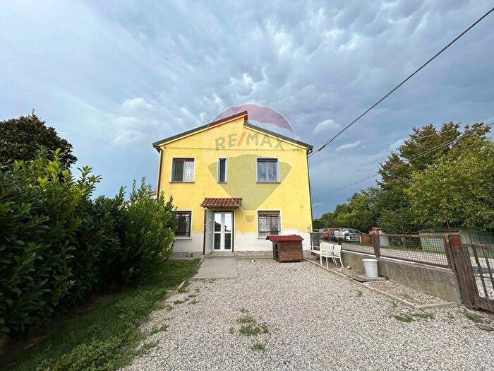 Casa con 5 locali in vendita in Via Bova, Ferrara