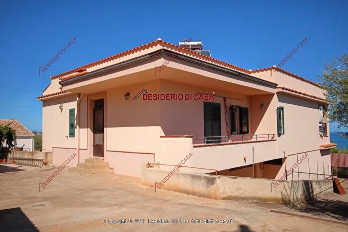 Casa con 5 locali in vendita in Contrada S Cosimo Rc Italia, Riace