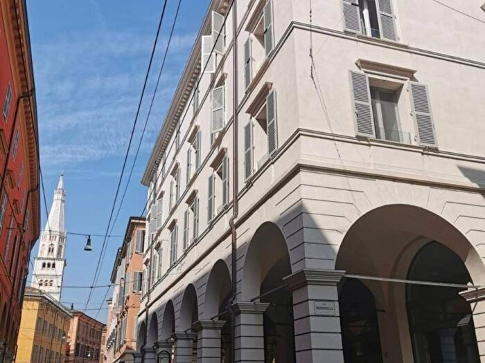 Appartamento quadrilocale in affitto in Via Modonella, Centro Storico, Modena