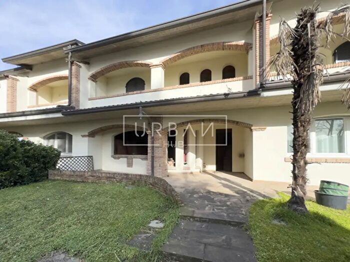 Casa con 6 locali in vendita in Forli'