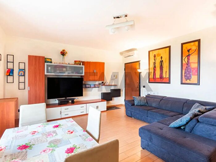 Appartamento trilocale in vendita in Via Libertà, Carpiano