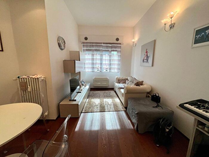 Appartamento bilocale in affitto in Via Andrea Costa, Pasteur, Milano