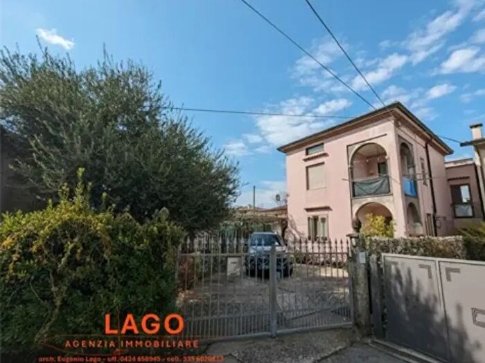 Casa con 6 locali in vendita in Nove
