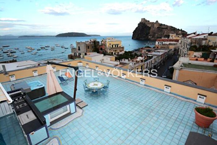 Appartamento con 6 locali in vendita in Via Giambattista Vico, Ischia