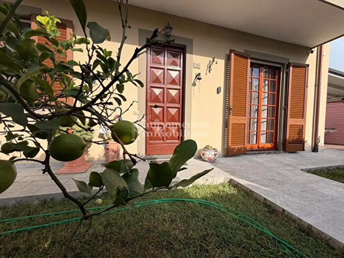 Casa con 9 locali in vendita in Cascina
