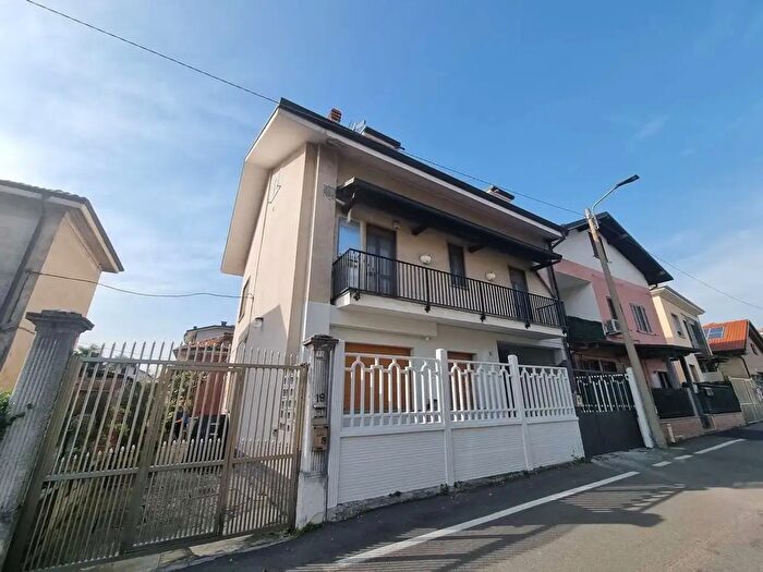 Appartamento con 5 locali in vendita in Via Bellaria, Limbiate