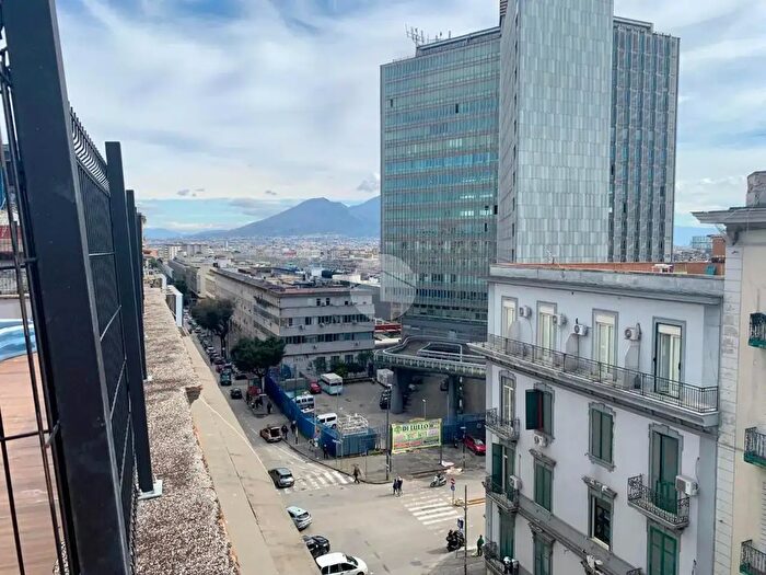 Appartamento con 6 locali in vendita in Via Firenze, Napoli