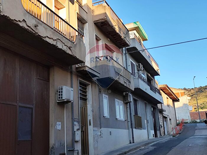 Appartamento con 8 locali in vendita in Via Biagio Bini, Comiso