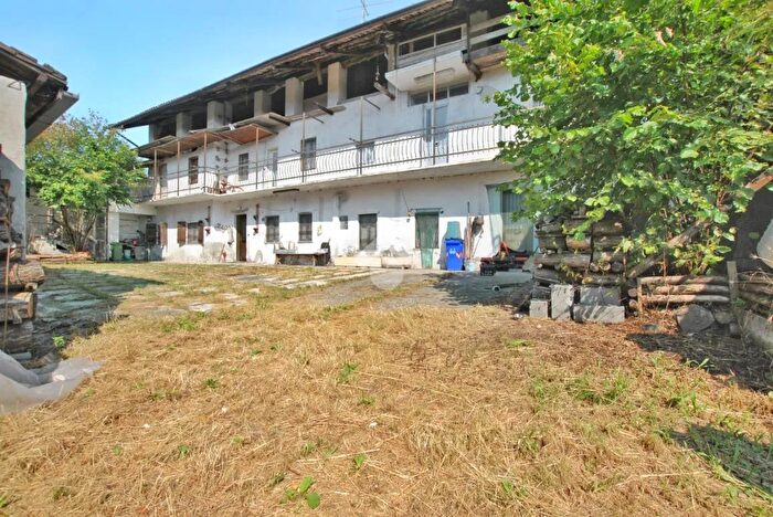 Casa con 8 locali in vendita in Cascine Areglio, Borgo DAle