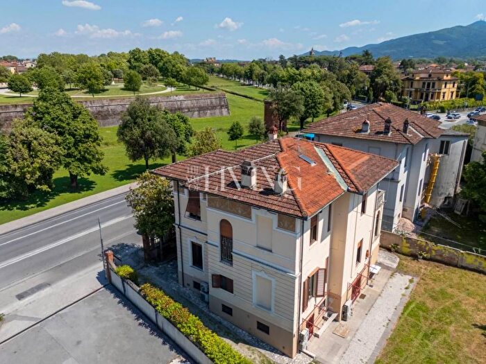 Casa con 6 locali in affitto in Viale Giosuè Carducci, Sant'Anna, Lucca