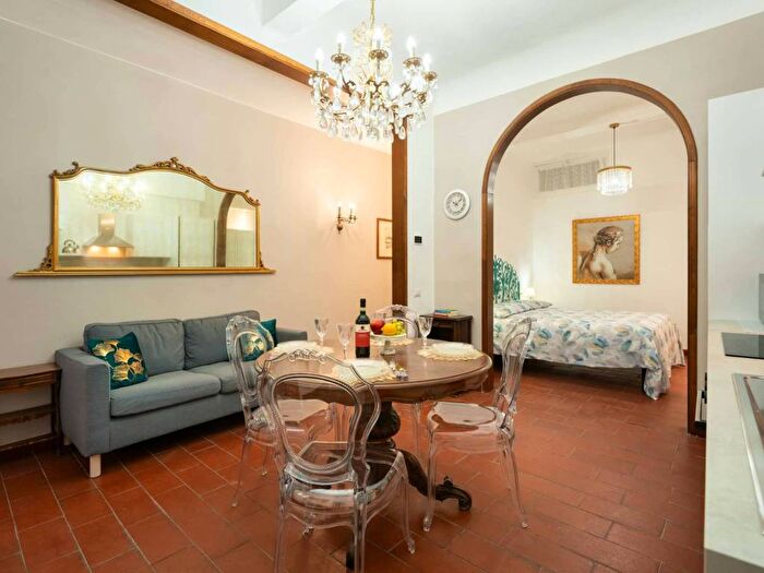 Appartamento trilocale in affitto in Borgo Allegri, Santa Croce, Firenze