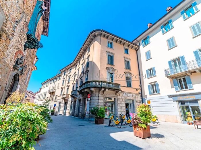 Appartamento trilocale in vendita in Via Torquato Tasso, Bergamo