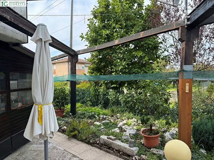 Casa con 8 locali in vendita in Via Marconi, Monticello Conte Otto