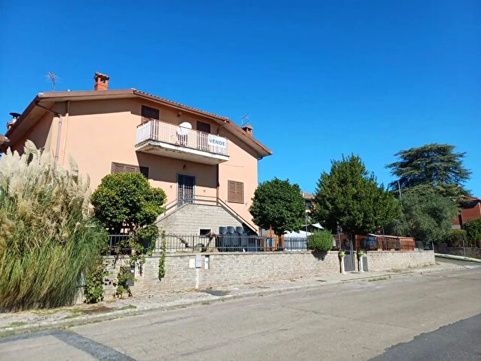 Casa con 10 locali in vendita in Via Paradisa, Caprarola
