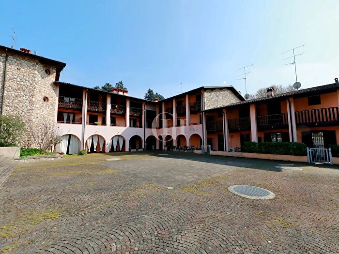 Appartamento trilocale in vendita in Via Fratelli Beretta, Padenghe Sul Garda