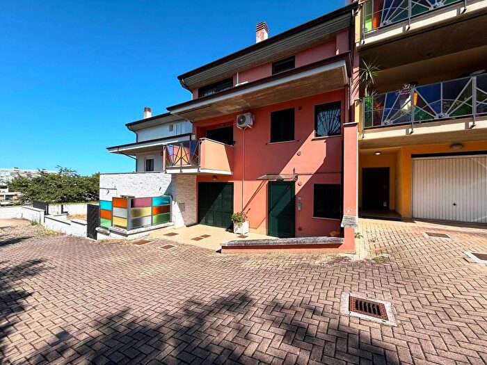 Casa quadrilocale in vendita in Strada Colle di Mezzo, Colli Gesuiti, Pescara