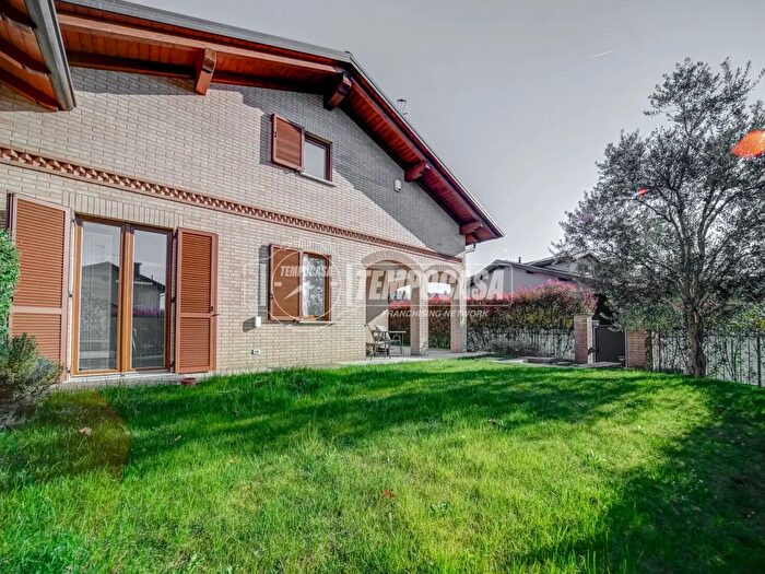 Casa quadrilocale in vendita in Via Giuseppe Garibaldi d, Buguggiate