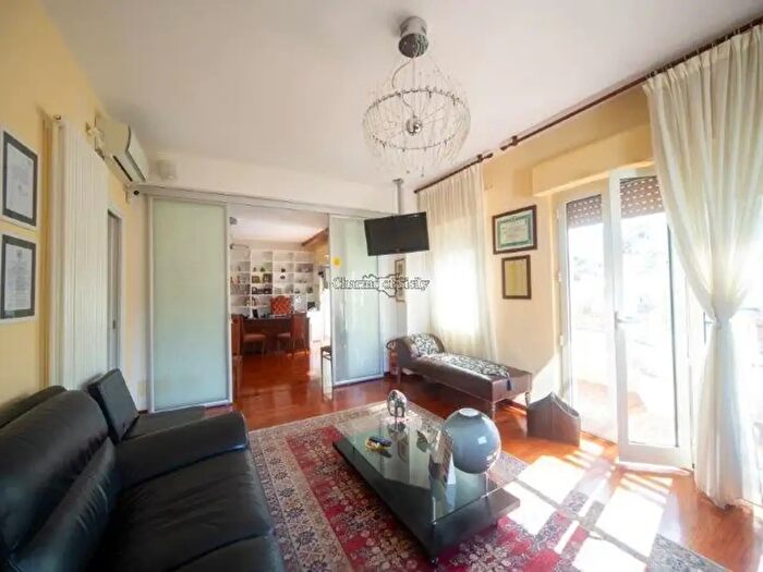 Appartamento con 5 locali in vendita in Via Santa N, Modica