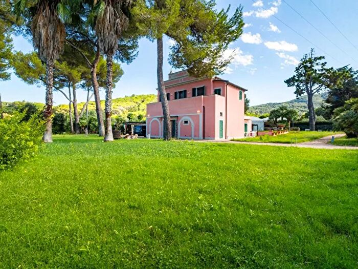 Casa con 7 locali in vendita in Portoferraio