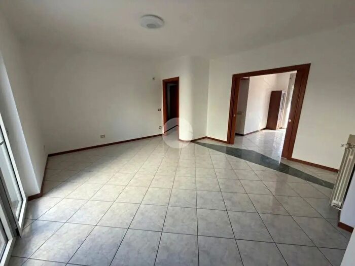 Appartamento trilocale in affitto in Via Isonzo, Caserta