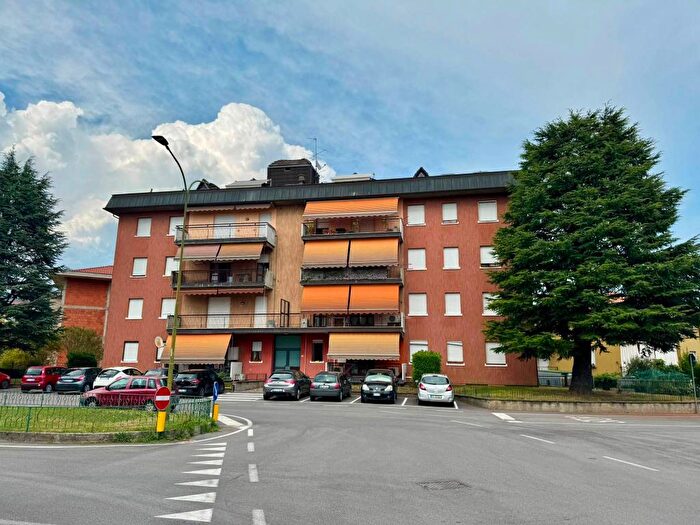 Appartamento trilocale in affitto in Piazzale Don Antonio Seghezzi, Almè