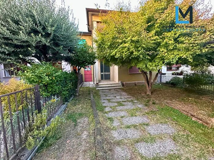 Casa con 6 locali in vendita in Nove