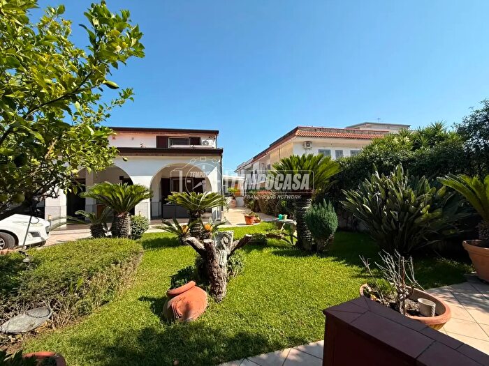 Casa con 7 locali in vendita in Giugliano In Campania