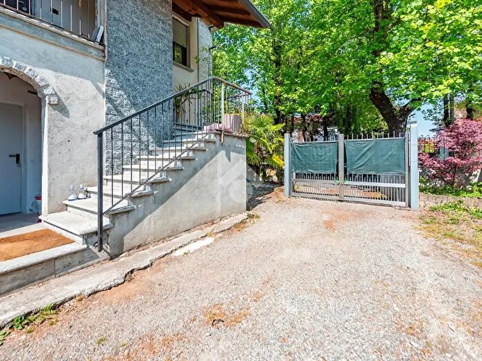 Casa con 6 locali in vendita in Viale Kennedy, Rescaldina