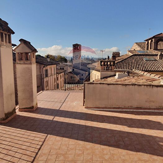 Appartamento trilocale in vendita in Piazza S Domenico Via Mattoli, Foligno