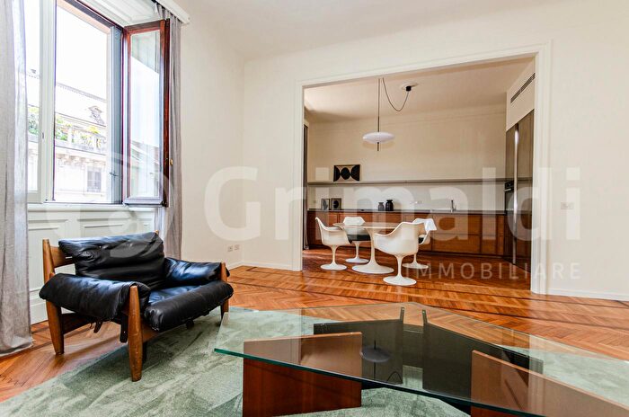 Appartamento trilocale in affitto in Via Cicognara, Milano