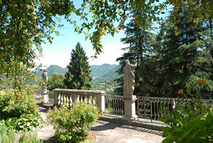 Casa con 6 locali in vendita in Via Provinciale, Centro Valle Intelvi