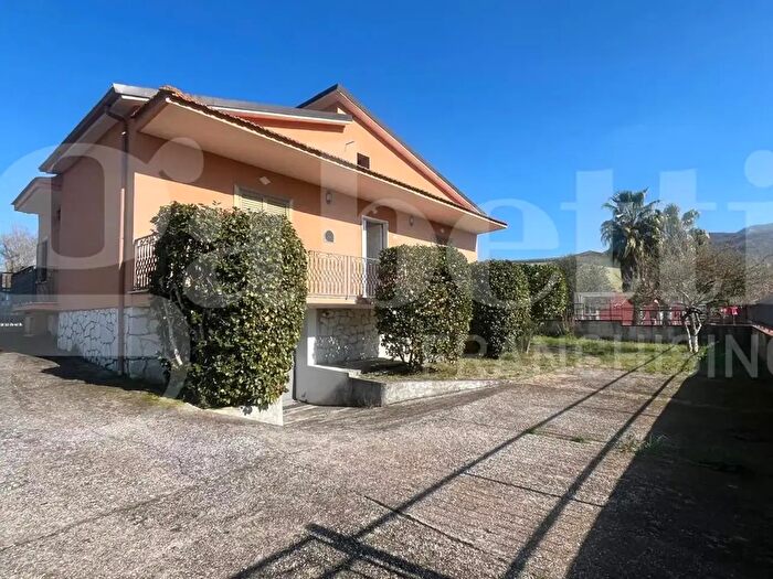 Casa quadrilocale in vendita in Via Zeppetella Americo, Rocchetta E Croce