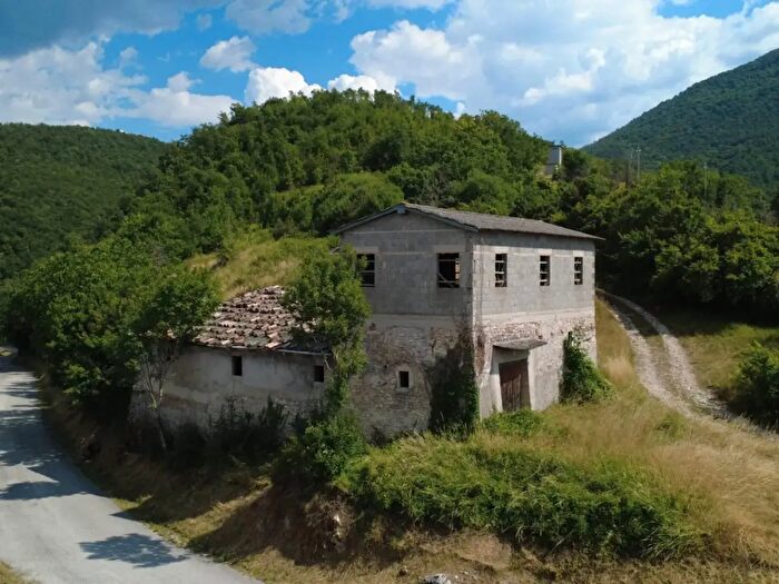 Casa con 8 locali in vendita in Preci