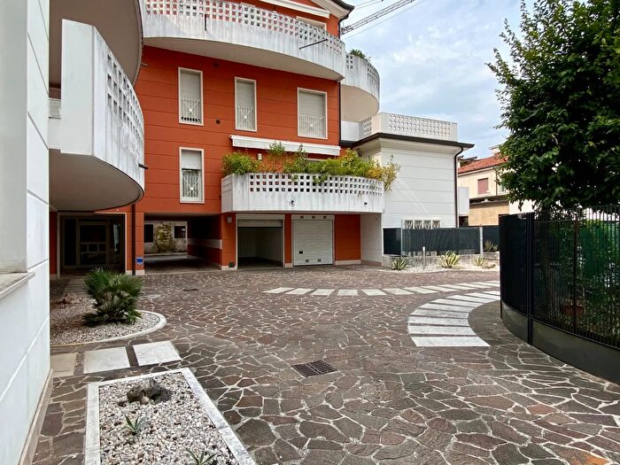 Appartamento trilocale in vendita in Via Gerolamo Egidio di Velo, Vicenza