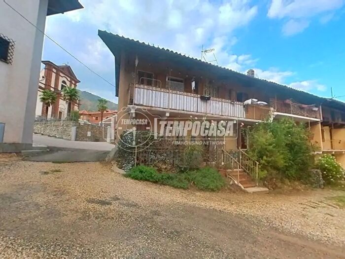 Casa con 6 locali in vendita in Vicolo Bartumè, Vallo Torinese