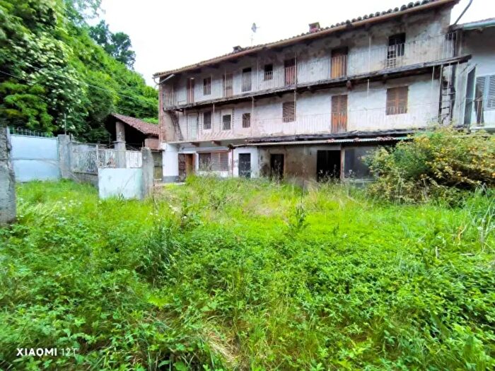 Casa con 6 locali in vendita in Lauriano