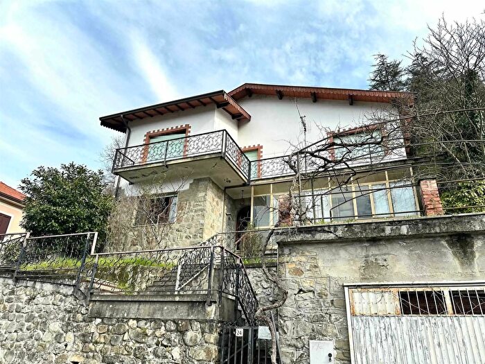 Casa con 12 locali in vendita in Via Nazionale, Aulla