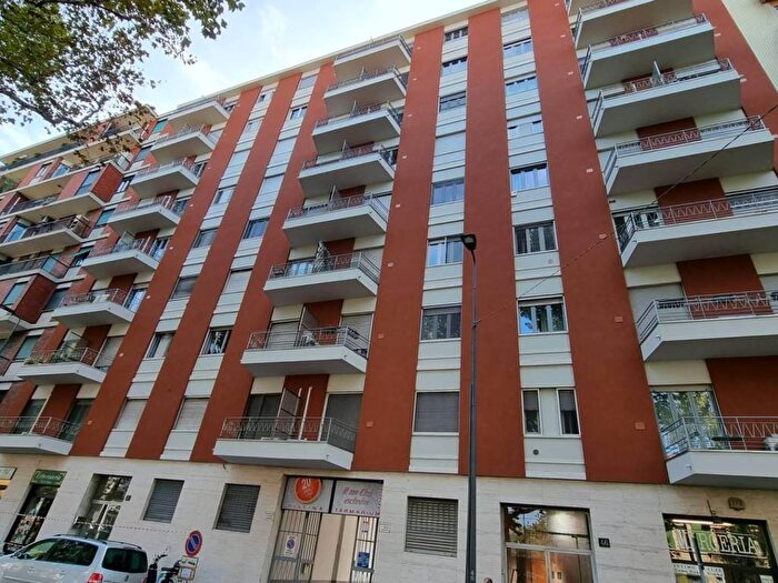 Appartamento trilocale in affitto in Viale Liguria, Famagosta, Milano