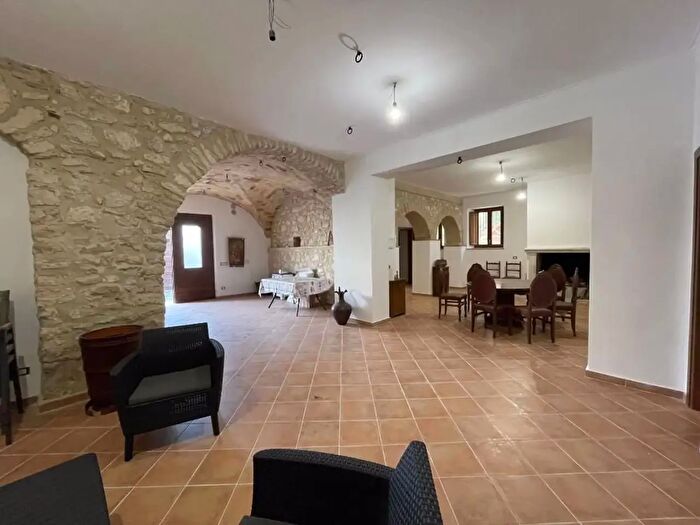 Casa con 6 locali in vendita in Via Pietrangeli Snc, Prata D'Ansidonia
