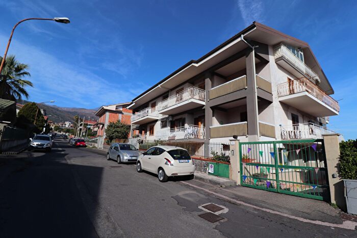 Appartamento con 5 locali in vendita in Via Gaetano Nicolosi, Zafferana Etnea