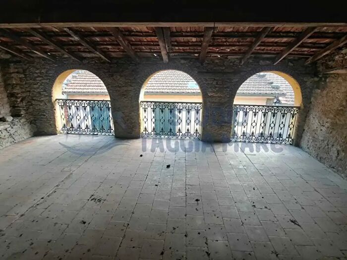 Casa con 16 locali in vendita in Via Armando Cane, Badalucco