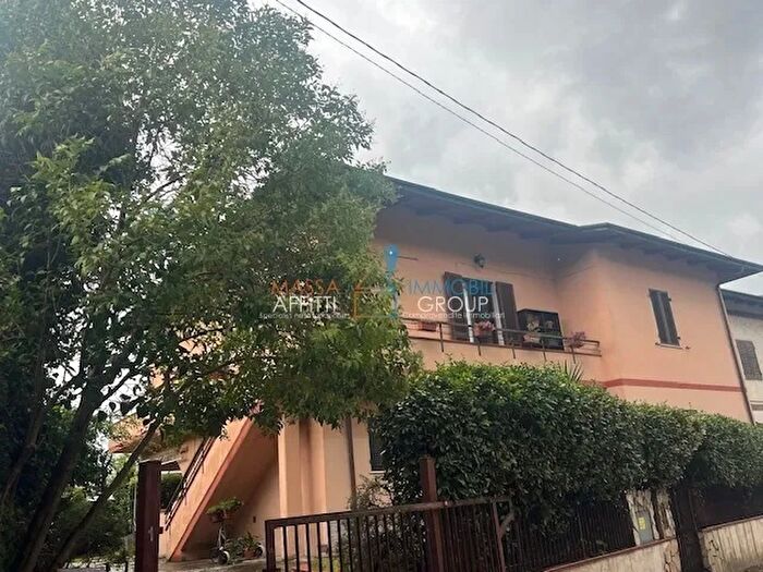 Casa con 9 locali in vendita in Via Celia, Massa