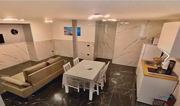 Appartamento trilocale in affitto in Via San Attanasio, Napoli