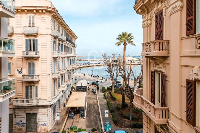 Appartamento con 6 locali in vendita in Via Vito Nicola De Nicolo, Bari