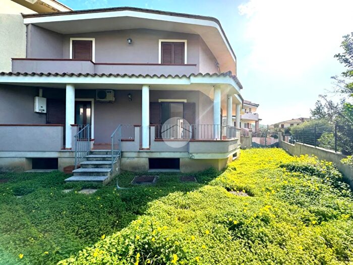 Casa quadrilocale in vendita in Via da Vinci, Villasimius