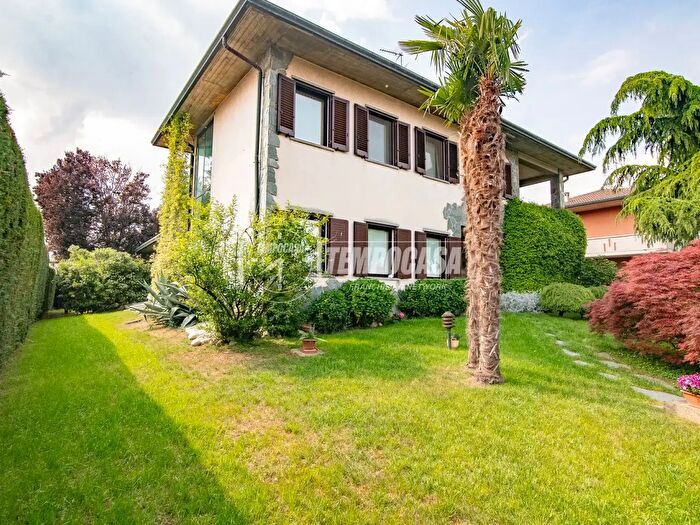 Casa con 7 locali in vendita in Via Brodolini, Pozzo DAdda