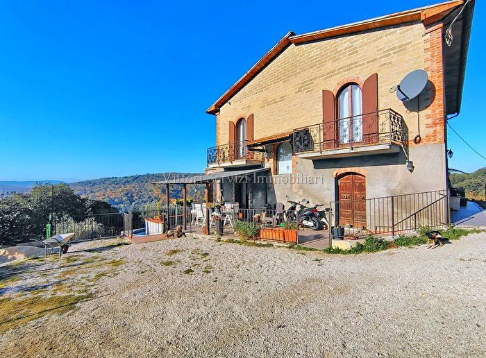 Casa con 8 locali in vendita in Via San Martino, Sinalunga