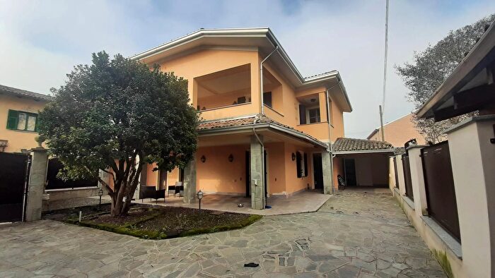 Casa con 6 locali in vendita in Via Galade, Alessandria